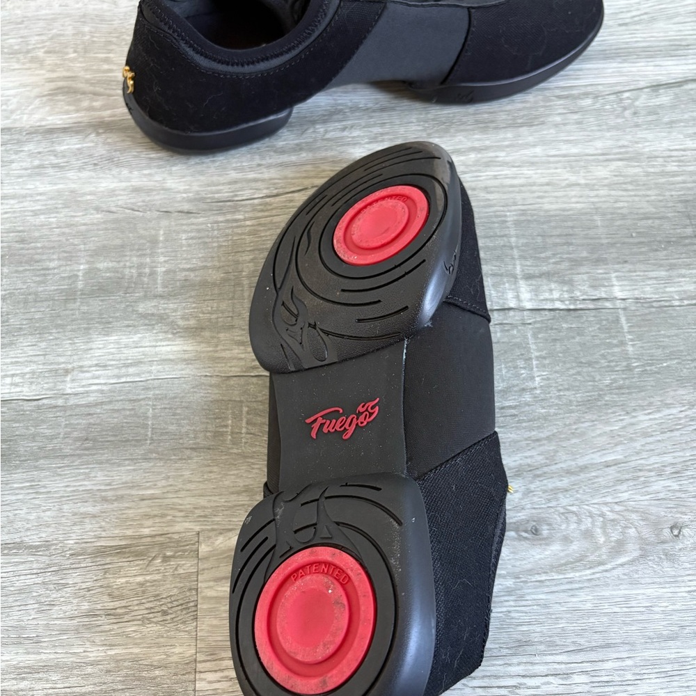 Stylish Fuego all-black split-sole dance sneaker with gold aglets - Picture 6 of 6